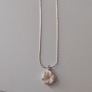 Elegant Cream Flower Pendant Necklace